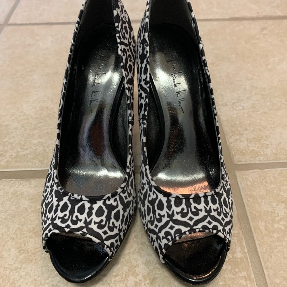 Black and white scroll design heels, size 6